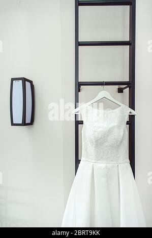 Wunderschöne weiße Hochzeitskleid auf einer Feuerleiter auf dem Balkon. Braut Accessoires in einem Hochzeitstag Stockfoto