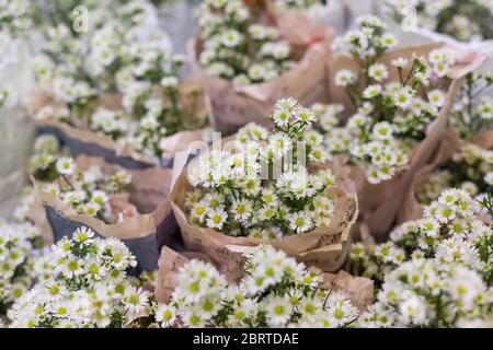 Blumenstrauß auf dem Blumenmarkt.Bunte Vielfalt von Blumen auf dem Markt verkauft. Stockfoto