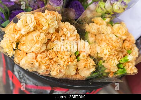 Bauernmarkt beigefarbenen Blumenstrauß aus nächster Nähe Stockfoto