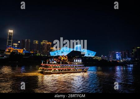 Chongqing, China - August 2019 : Luxus-Passagier-Touristenschiff Kreuzfahrt auf dem Yangtze und Jialing Fluss in der Nacht mit beleuchteten Wolkenkratzern in t Stockfoto