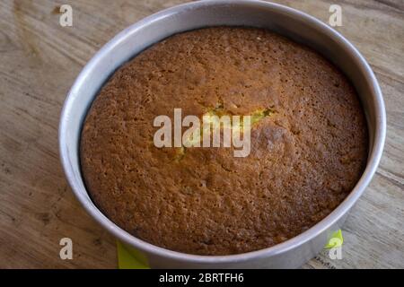 Schokoladenkuchen, der zu Hause in einem Metallic-Versuch gemacht wird Stockfoto