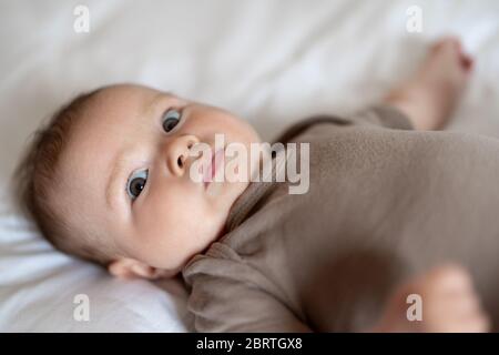 3 Monate altes Baby im Bett Stockfoto
