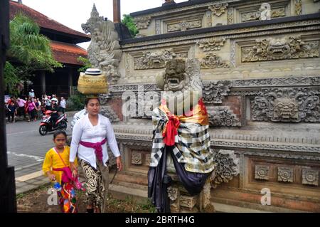 BALI, INDONESIEN - MÄRZ 24 : Antike Statue bali Stil und Lebensstil von Balinesen, die auf der Straße in der Nähe des Goa Gajah Tempels oder Elephant Cave in Ub spazieren Stockfoto