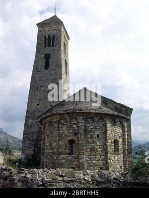 ABSIDE DE LA IGLESIA DE SAN CLEMENTE - SIGLO XI - ROMANICO LOMBARDO. STANDORT: IGLESIA DE SAN CLEMENTE. COLL DE NARGO. Lerida. SPANIEN. Stockfoto