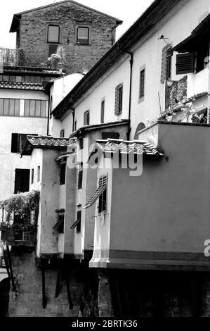 Ponte Vecchio vom Lungarno degli Acciaiuoli aus gesehen, Florenz. Stockfoto