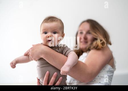 Mutter Bindung mit ihrem Baby Mädchen zu Hause Stockfoto