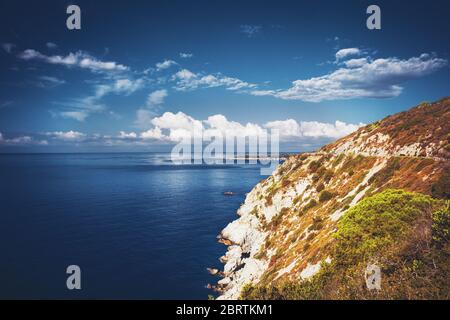 Piste mit Straße entlang des Mittelmeers auf der Insel Elba in klassischen Clue Farbe Panoramablick Stockfoto