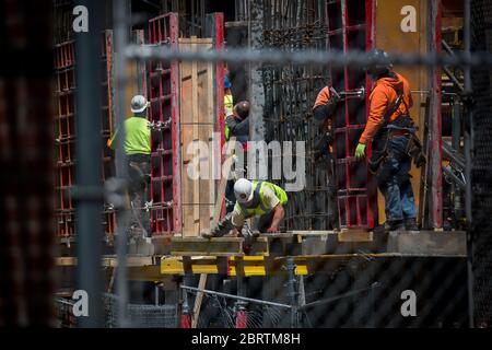 Jersey City, USA. Mai 2020. Arbeiter arbeiten auf einer Baustelle während der COVID-19 Pandemie in Jersey City, New Jersey, USA, 21. Mai 2020. Der Gouverneur von New Jersey, Phil Murphy, stellte am 18. Mai einen mehrstufigen Ansatz vor, um einen wirtschaftlichen Neustart durchzuführen, um New Jersey wieder auf den Weg zur Erholung von COVID-19 zu bringen. Kredit: Michael Nagle/Xinhua/Alamy Live News Stockfoto