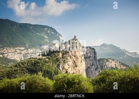 Schloss Arco (Castello di Arco) auf hohem Felsblick in den Alpen, Sarca-Tal, Trentino-Südtirol Norditalien Stockfoto