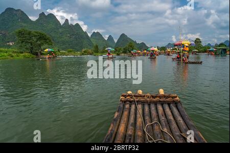 Yangshuo, China - August 2019 : Nahaufnahme eines Bambusflosses, um Touristen zu transportieren, die von Führern auf dem malerischen und schönen Yulong Fluss gelenkt werden Stockfoto