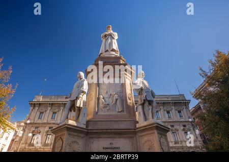 Denkmal von Leonardo Da Vinci auf dem Platz della Scala in Mailand Italien, im Jahr 1872 gebaut Stockfoto