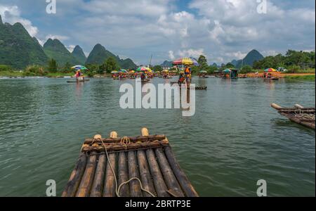 Yangshuo, China - August 2019 : Nahaufnahme eines Bambusflosses, um Touristen zu transportieren, die von Führern auf dem malerischen und schönen Yulong Fluss gelenkt werden Stockfoto