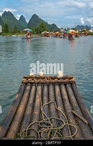 Yangshuo, China - August 2019 : Nahaufnahme eines Bambusflosses, um Touristen zu transportieren, die von Führern auf dem malerischen und schönen Yulong Fluss gelenkt werden Stockfoto