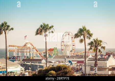 Berühmter Vergnügungspark mit Riesenweide in Santa Monica Los Angeles Kalifornien in Pastellfarben des Sonnenuntergangs. Konzentrieren Sie sich auf Handflächen Stockfoto