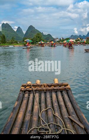 Yangshuo, China - August 2019 : Nahaufnahme eines Bambusflosses, um Touristen zu transportieren, die von Führern auf dem malerischen und schönen Yulong Fluss gelenkt werden Stockfoto