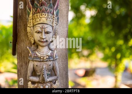 Traditionelle Holzskulptur des balinesischen gottes. Außen innen im asiatischen Stil. Detail der Inneneinrichtung eines 5-Sterne-Luxushotels. Bali, Indonesien Stockfoto