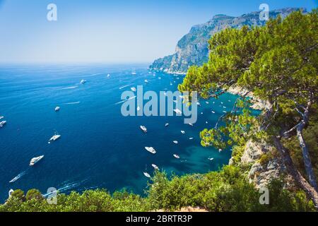 Blick von der berühmten Insel Capri auf einem Mittelmeer mit kleinen Booten Stockfoto