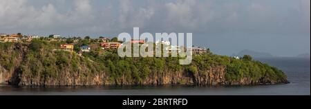 Schöne Panorama-Luftaufnahme einer Klippe mit einigen Gebäuden und Häusern auf der Insel St. Vincent Stockfoto
