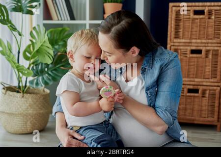 Schwangere Frau und ihr süßes Kleinkind Sohn Stockfoto
