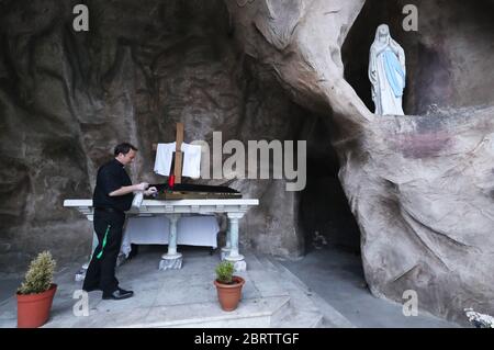 P. Tim Bartlett desinfiziert und installiert Covid-19-Maßnahmen zur sozialen Distanzierung in der Lourdes-Grotte in Belfasts ältester katholischer Kirche, St. Marys in Chapel Lane, die am Samstag nach der Einführung von Maßnahmen zur Beendigung der Blockade für ein privates Gebet geöffnet wird. Stockfoto