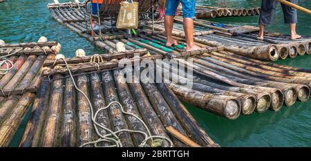 Yangshuo, China - August 2019 : Nahaufnahme von Bambusflößen für die Beförderung von Touristen durch Führer auf landschaftlich schönen Yulong Fluss gesteuert Stockfoto