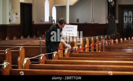 P. Tim Bartlett installiert Covid-19 soziale Distanzierungsmaßnahmen in Belfasts ältester katholischer Kirche, St. Marys in Chapel Lane, die am Samstag nach der Einführung von Maßnahmen zur Beendigung der Blockade für das private Gebet geöffnet werden soll. Stockfoto