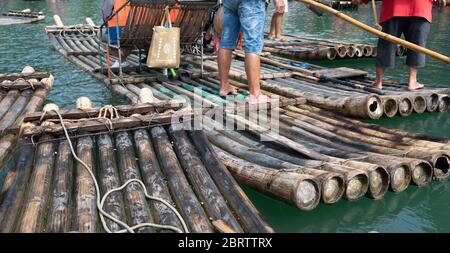 Yangshuo, China - August 2019 : Nahaufnahme von Bambusflößen für die Beförderung von Touristen durch Führer auf landschaftlich schönen Yulong Fluss gesteuert Stockfoto