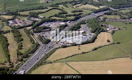 Luftaufnahme der Hartshead Moor Services, Autobahnverbindungen auf der M62 Stockfoto