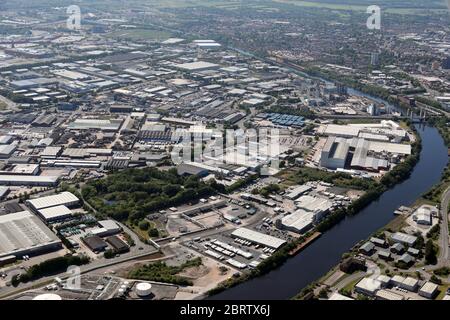 Luftaufnahme des riesigen Trafford Park Industriegebiets von Osten aus gesehen. Manchester, Großbritannien Stockfoto