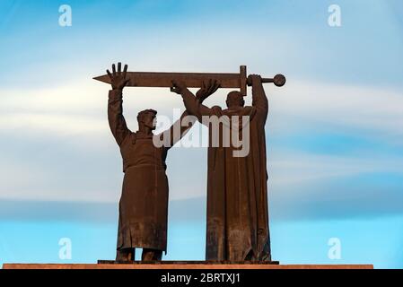 Magnitogorsk, Russland: Sowjetisches Denkmal "Rear-Front Memorial", das dem Sieg im Zweiten Weltkrieg gewidmet ist. Denkmal für gefallene Soldaten und Arbeiter. Stockfoto