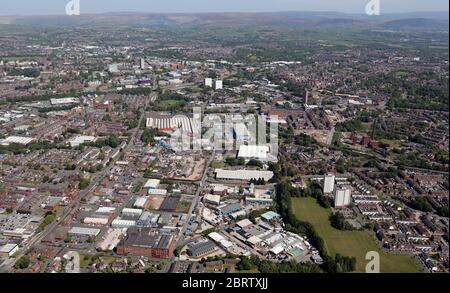 Luftaufnahme von Chadderton, der Richtung Osten in Richtung Oldham Stadtzentrum schaut Stockfoto