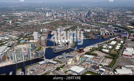 Luftaufnahme der Salford Quays mit der Skyline von Manchester im Hintergrund Stockfoto