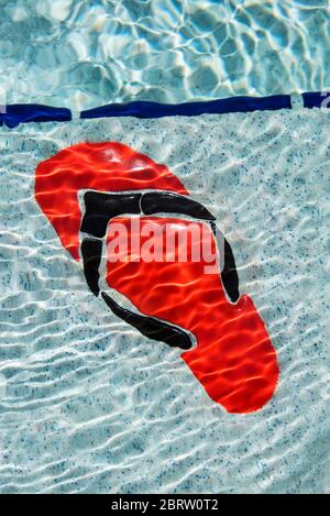 Flip Flop Design Fliesen am Boden des Schwimmbads. Stockfoto