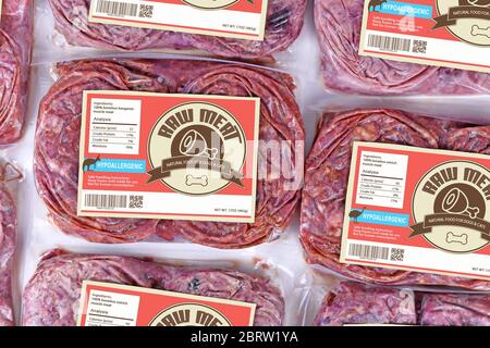 Hypoallergen biologisch geeignetes rohes Känguru- und Straußenfleisch für Hunde oder Katzen mit Lebensmittelallergien in Verpackungen mit aufgemachtem Etikett Stockfoto