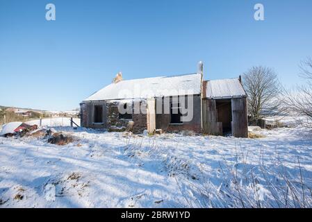 Veröden Haus in Schnee bedeckt ländlichen Umgebung in ländlichen Lamarkshire Schottland. Stockfoto