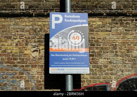 Kostenloser Kundenparkplatz am Aldi Nord in Berlin Stockfoto