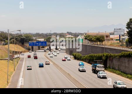 Mowbray Settlers Way Blick auf die Autobahn in Südafrika Kapstadt. Stockfoto