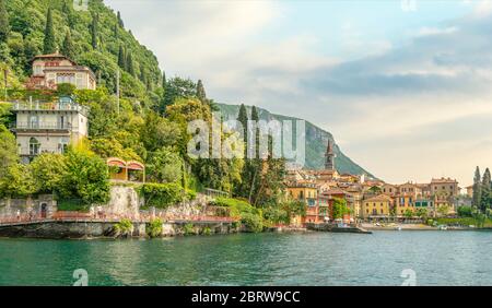 Hafengebiet von Varenna am Comer See vom See aus gesehen, Lombardei, Italien Stockfoto