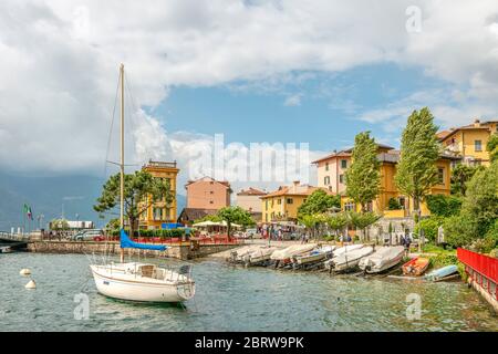 Hafengebiet von Varenna am Comer See vom See aus gesehen, Lombardei, Italien Stockfoto