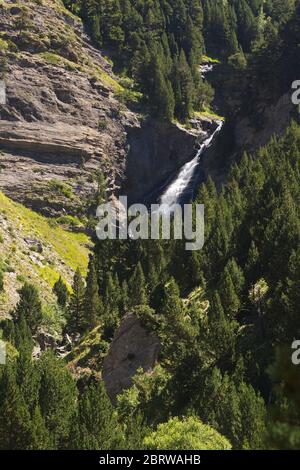 Cerler, Huesca/Spanien; 21. August 2017. Wandern entlang der Route der drei Wasserfälle von Ardones in der Stadt Cerler in den Sommerferien. Stockfoto