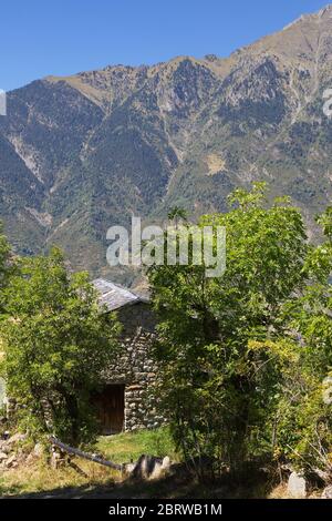 Cerler, Huesca/Spanien; 21. August 2017. Wandern entlang der Route der drei Wasserfälle von Ardones in der Stadt Cerler in den Sommerferien. Stockfoto