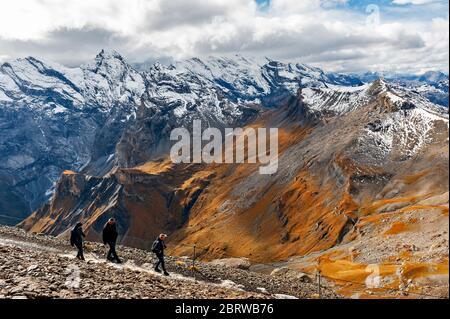 Touristen wandern auf dem Schilthorgrat auf dem Gipfel des Schilthorns der Schweizer Alpen in der Schweiz Stockfoto