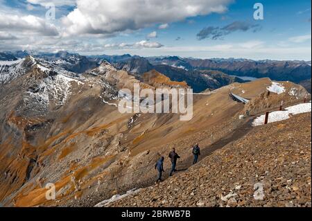 Touristen wandern auf dem Schilthorgrat auf dem Gipfel des Schilthorns der Schweizer Alpen in der Schweiz Stockfoto