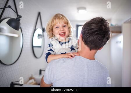 Reifer Vater mit kleinen Sohn im Bad, Spaß haben. Stockfoto