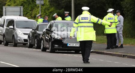 Brighton, Großbritannien. 16. April 2020 die Polizei führt auf der A23 nördlich von Brighton eine Fahrzeugstoppkontrolle durch, während Autofahrer in die Stadt und an die Küste fahren. Quelle: James Boardman / Alamy Live News Stockfoto