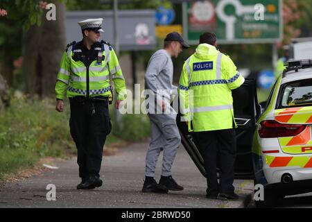 Brighton, Großbritannien. 16. April 2020 die Polizei nimmt einen Mann in Gewahrsam, während sie die Fahrzeugstoppkontrollen auf der A23 nördlich von Brighton durchführt, während Autofahrer ihren Weg in die Stadt und an die Küste machen. Quelle: James Boardman / Alamy Live News Stockfoto