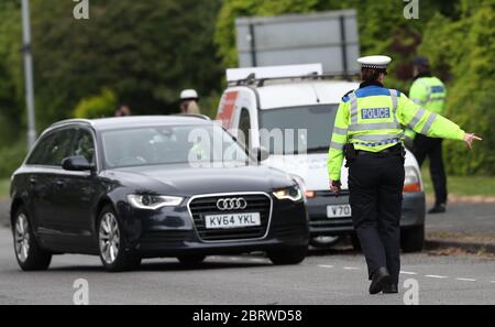 Brighton, Großbritannien. 16. April 2020 die Polizei führt auf der A23 nördlich von Brighton eine Fahrzeugstoppkontrolle durch, während Autofahrer in die Stadt und an die Küste fahren. Quelle: James Boardman / Alamy Live News Stockfoto