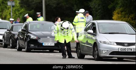 Brighton, Großbritannien. 16. April 2020 die Polizei führt auf der A23 nördlich von Brighton eine Fahrzeugstoppkontrolle durch, während Autofahrer in die Stadt und an die Küste fahren. Quelle: James Boardman / Alamy Live News Stockfoto