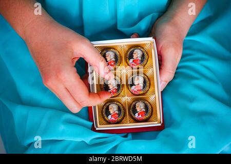 Tambow, Russische Föderation - 14. Februar 2020 Frau, die Mozart Süßigkeiten aus der Schachtel nimmt. Stockfoto