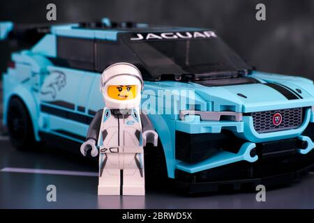 Tambow, Russland - 19. Februar 2020 Lego Jaguar i-PACE eTROPHY Auto und Fahrer Minifigur von LEGO Speed Champions. Studioaufnahme. Stockfoto